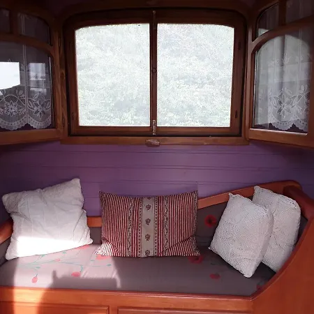 La Roulotte De L'ami Nature Bed and breakfast Barrais-Bussolles