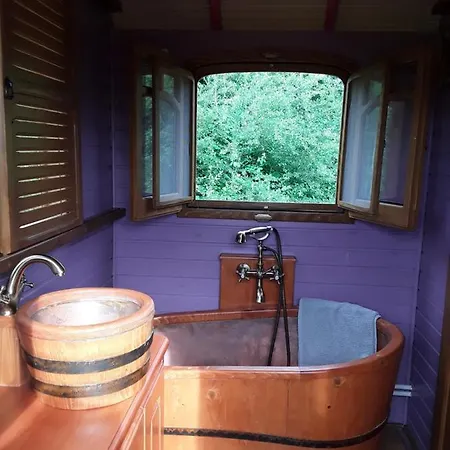 La Roulotte De L'ami Nature Bed and breakfast