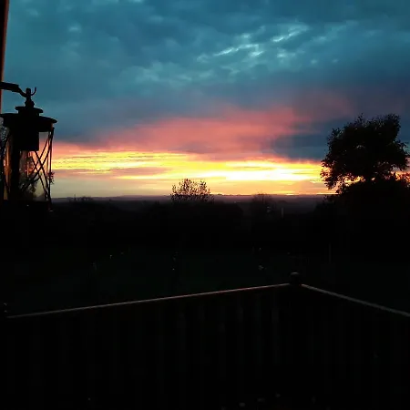 La Roulotte De L'ami Nature Bed and breakfast