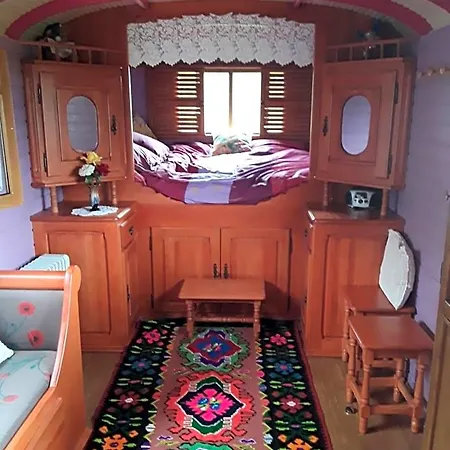 La Roulotte De L'ami Nature Bed & Breakfast 3*
